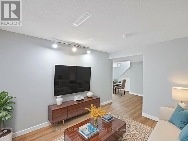 6 Jasmin Crescent in St Catharines, ON - Building Photo - Building Photo