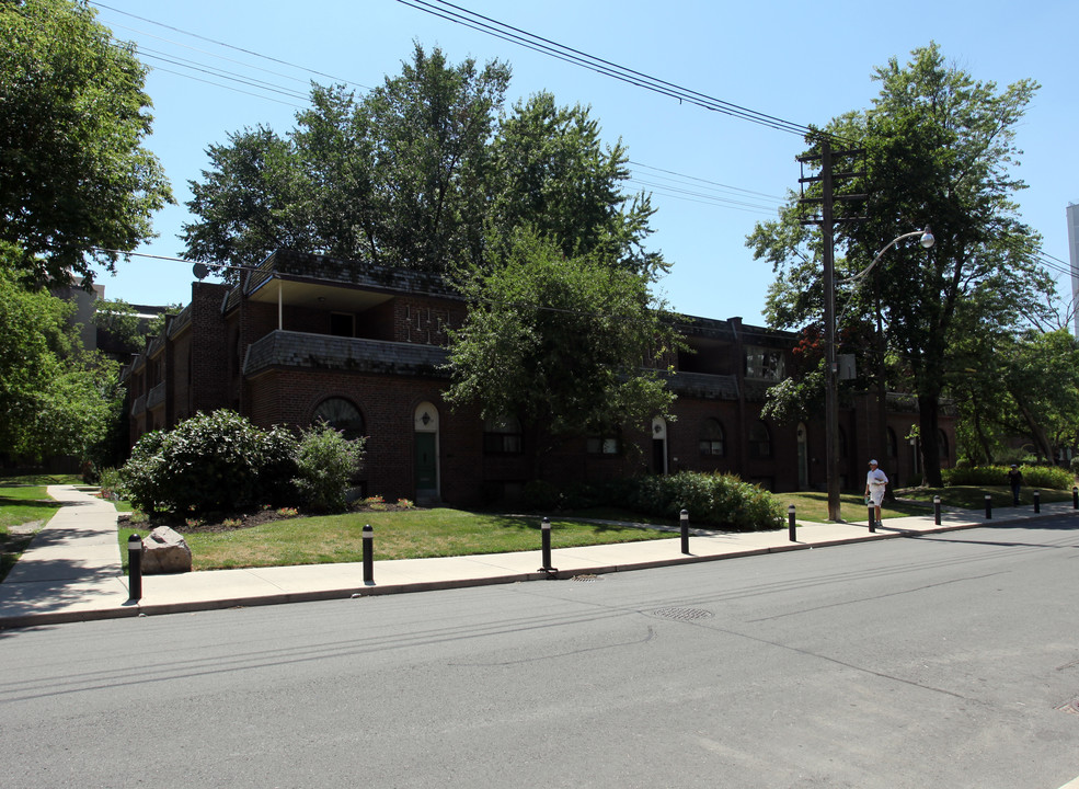 Balliol Townhouses in Toronto, ON - Building Photo