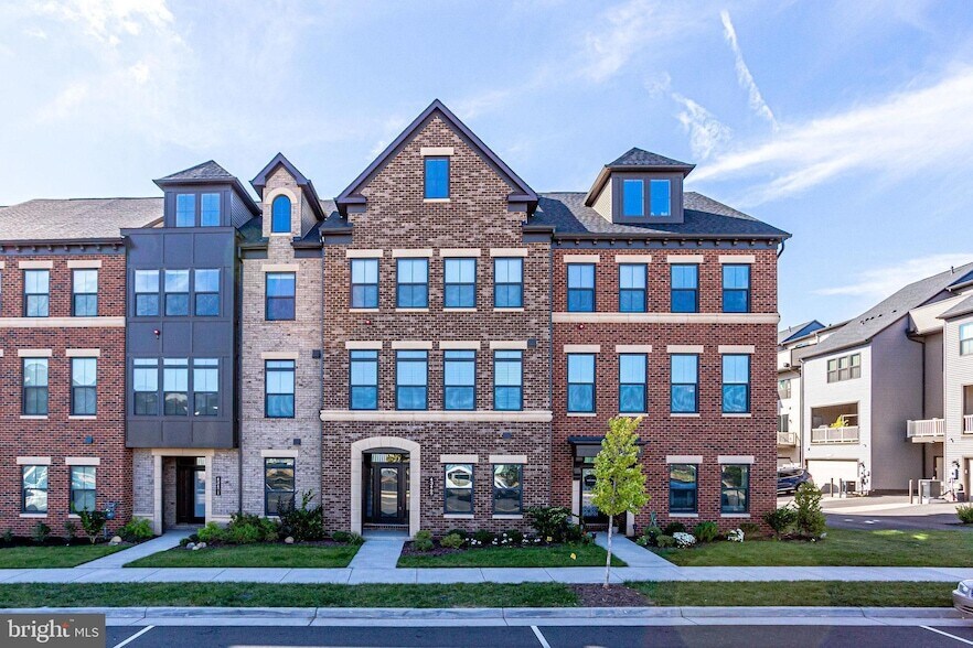 43469 Grandmoore St in Ashburn, VA - Foto de edificio
