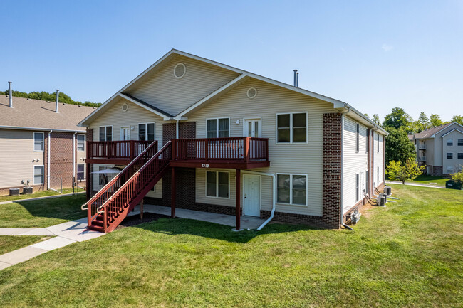 Sherwood Place in Council Bluffs, IA - Building Photo - Building Photo