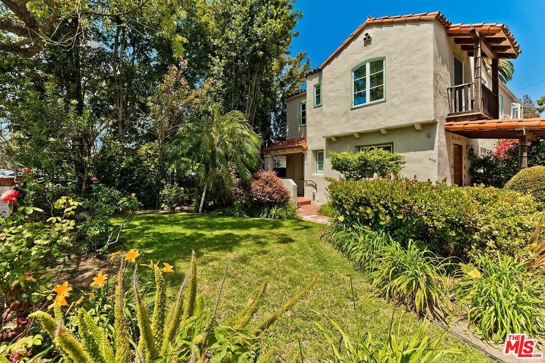 668 S Gretna Green Way in Los Angeles, CA - Building Photo