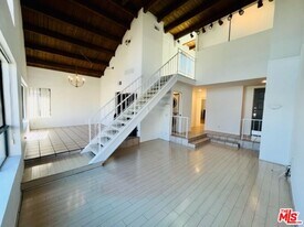 221 S Gale Dr in Beverly Hills, CA - Building Photo