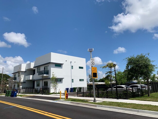 520 Foster Rd in Hallandale Beach, FL - Building Photo - Building Photo