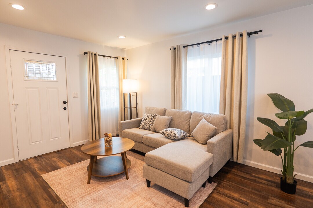 940 S Bernal Ave in Los Angeles, CA - Building Photo