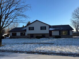 13831 S Mallard Dr in Plainfield, IL - Building Photo