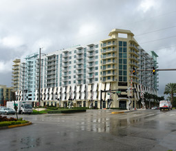 Hollywood Station in Hollywood, FL - Foto de edificio - Building Photo