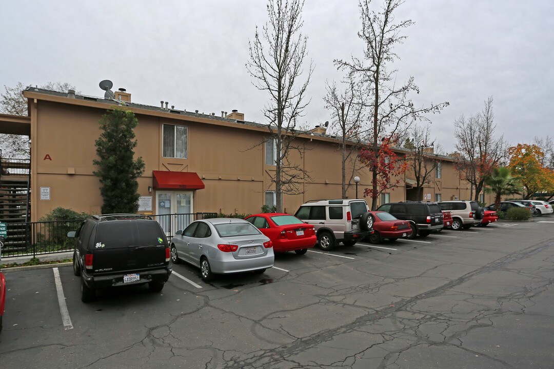 Garfield Court Apartments in Sacramento, CA - Foto de edificio