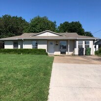 241 N Murphy Rd in Murphy, TX - Building Photo