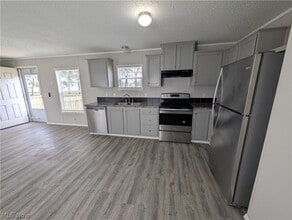 135 Kenny Brook Ln in Elyria, OH - Building Photo - Building Photo