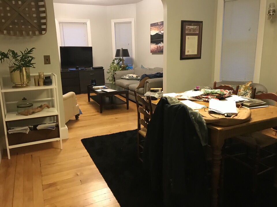 20 Stearns Ave, Unit 1st in Medford, MA - Foto de edificio