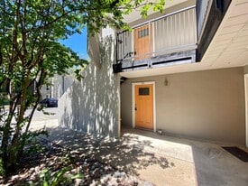 935 La Posada Dr in Austin, TX - Building Photo