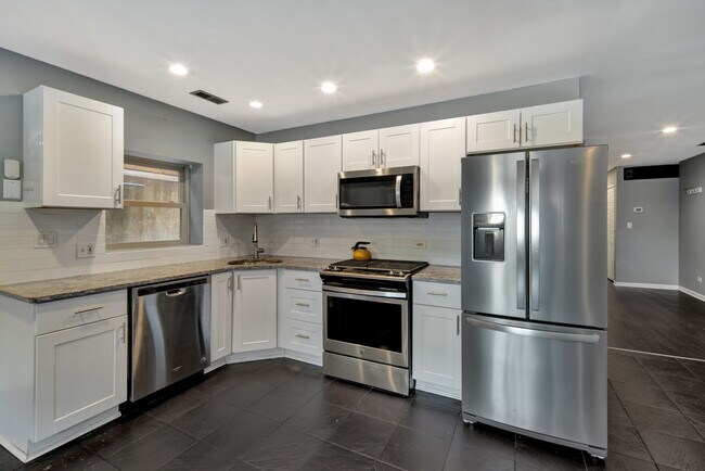 1327 W Walton St in Chicago, IL - Building Photo - Building Photo