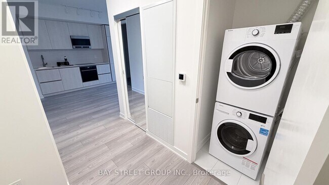 120 Broadway Ave in Toronto, ON - Building Photo - Building Photo