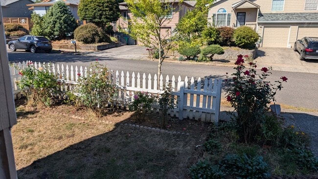 6144 SE Sherman St in Portland, OR - Foto de edificio - Building Photo