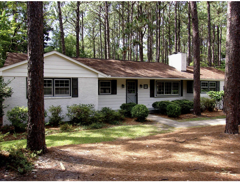 930 N Saylor St in Southern Pines, NC - Foto de edificio