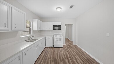 1322 Magnolia St in Baytown, TX - Building Photo - Building Photo