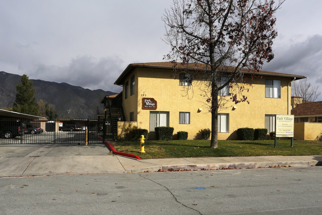 Park Village Delux in San Jacinto, CA - Foto de edificio