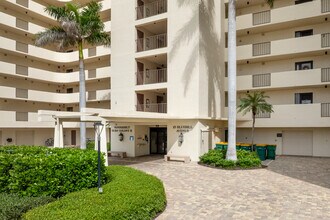 Vanderbilt Towers in Naples, FL - Building Photo - Building Photo