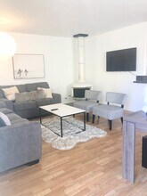 35 Dudley Ave, Unit 35 in Los Angeles, CA - Building Photo - Building Photo