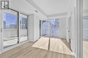 280 Dundas St W in Toronto, ON - Building Photo