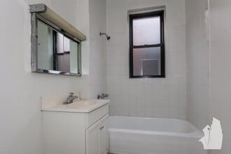 717 W Barry Ave, Unit STUDIO in Chicago, IL - Foto de edificio - Building Photo