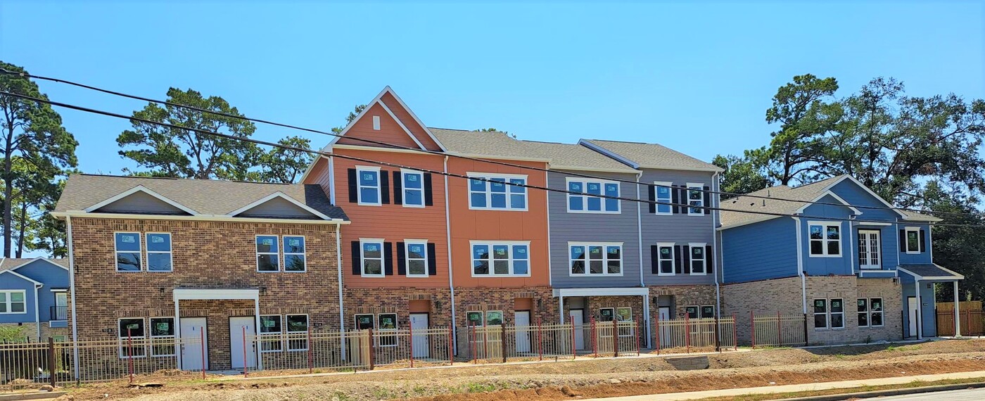 Holiday Pines in Houston, TX - Building Photo