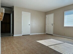124 S Broadway St in Ridgecrest, CA - Building Photo - Building Photo