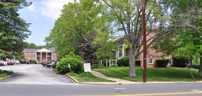 Holly House Apartments in Catonsville, MD - Foto de edificio - Building Photo