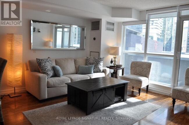 8 York St in Toronto, ON - Building Photo - Building Photo