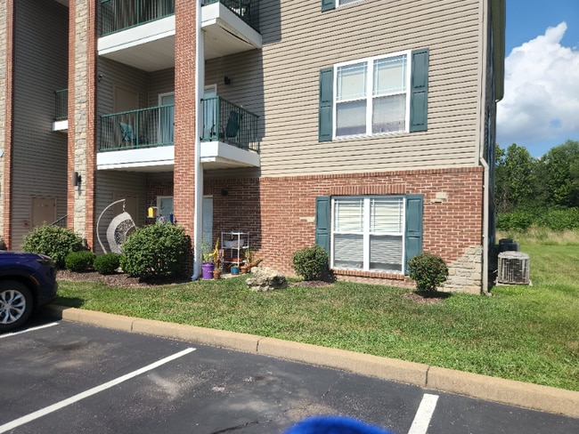 885 Forest Ave in Valley Park, MO - Foto de edificio - Building Photo