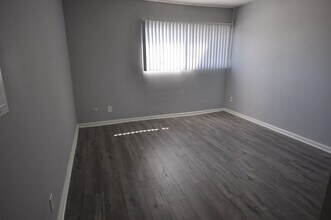 24347 Newhall Ave in Santa Clarita, CA - Foto de edificio - Building Photo