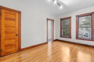 32 Oak Ave in Shelton, CT - Building Photo - Building Photo