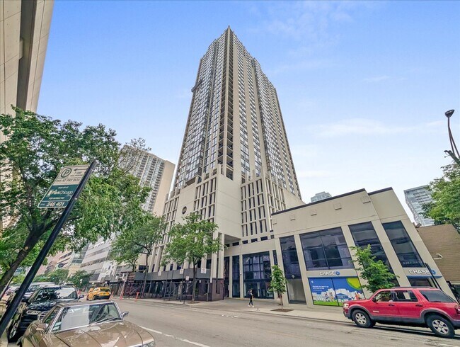 property at 1122 N Clark St