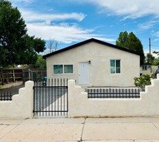 1325 San Andres Ave NW in Albuquerque, NM - Building Photo