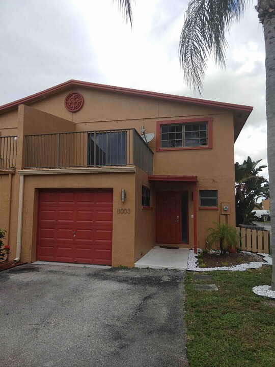 8003 NW 27th Pl, Unit #P2 in Sunrise, FL - Building Photo