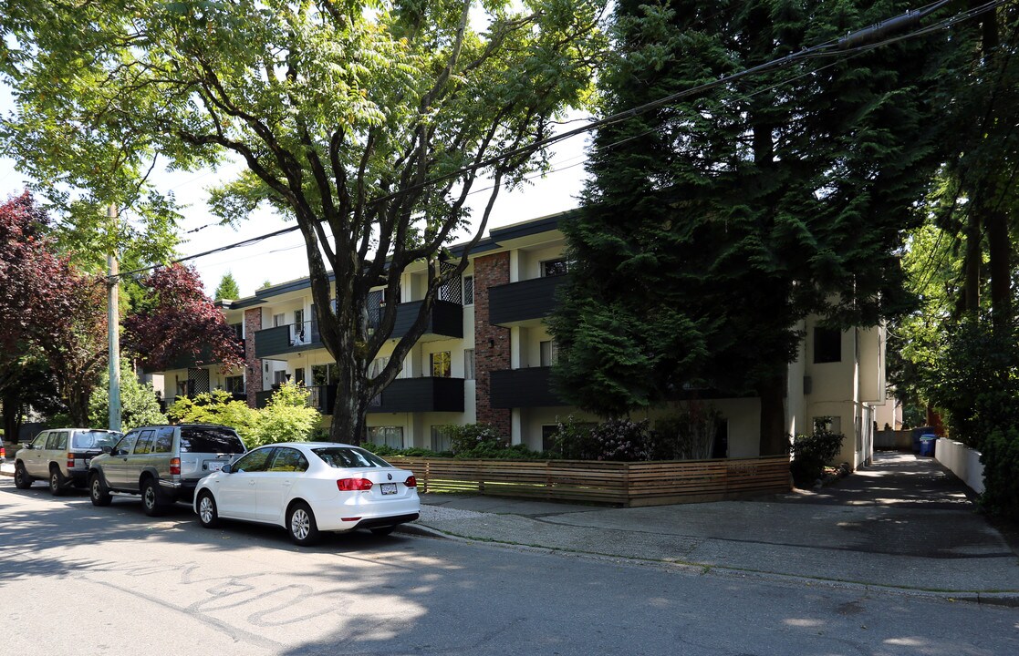 Hollybush Apartments in Vancouver, BC - Building Photo