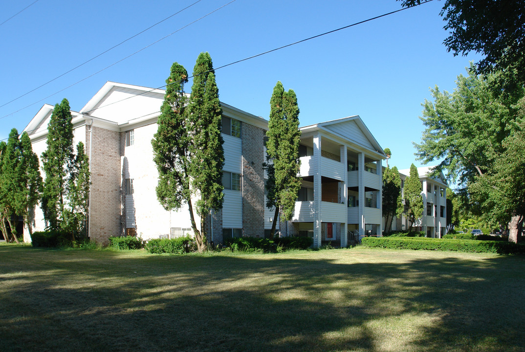 Waverly Gardens in Lansing, MI - Building Photo