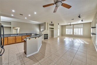 9945 Gold Thorn St in Las Vegas, NV - Foto de edificio - Building Photo