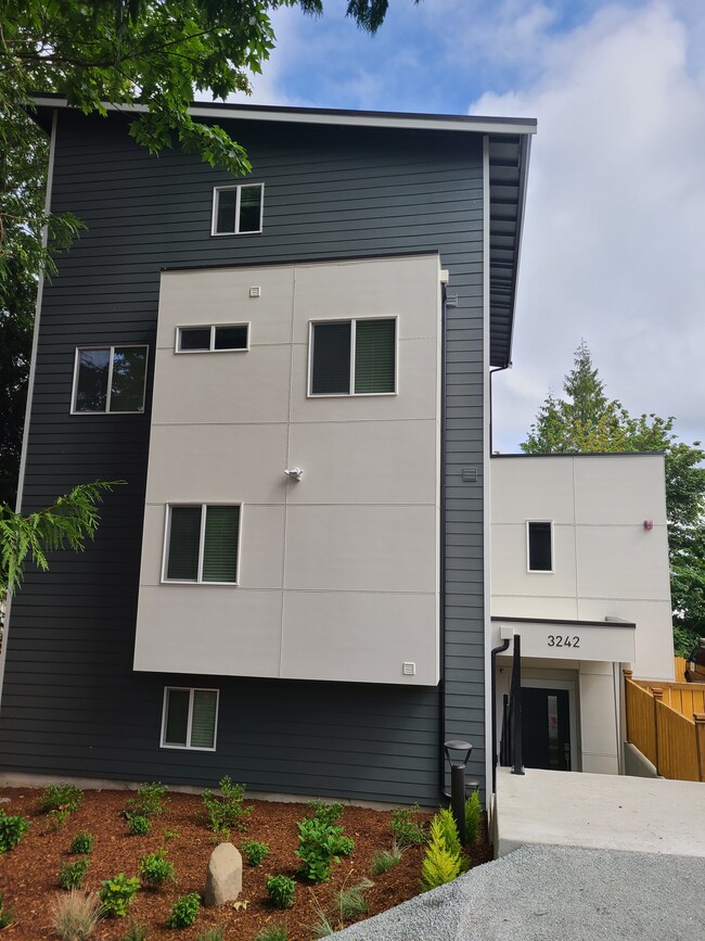 3242 S 161st St, Unit B in Seatac, WA - Building Photo - Building Photo
