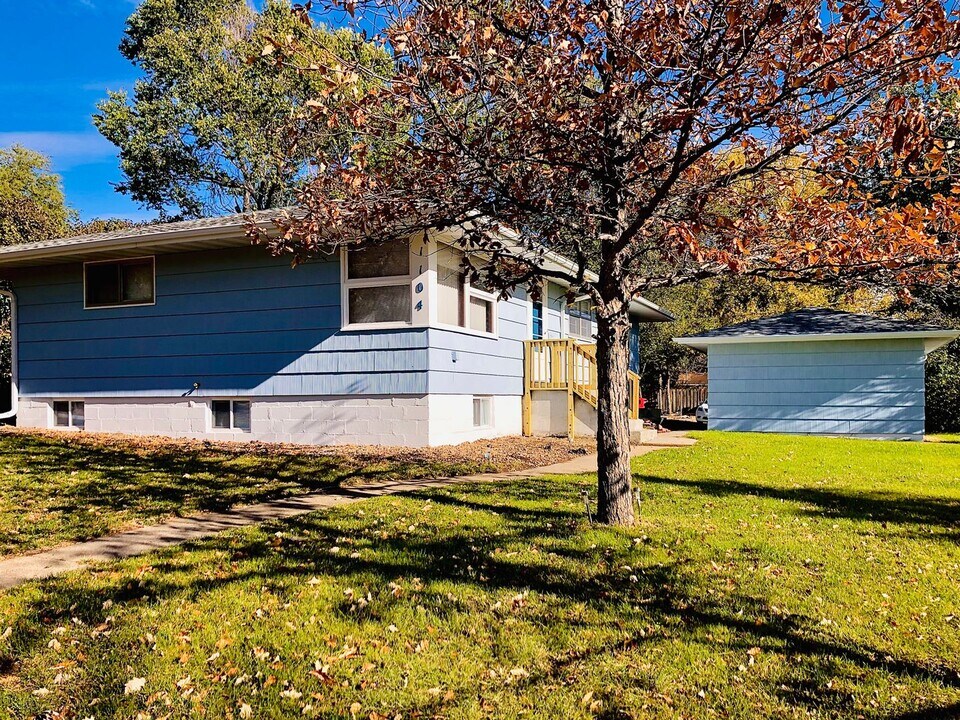 1104 9th St NW in Minot, ND - Foto de edificio