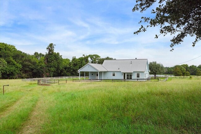 955 Spring Creek Rd in Brenham, TX - Building Photo - Building Photo