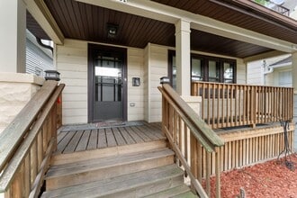 2132 S 75th St in West Allis, WI - Foto de edificio - Building Photo