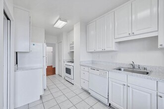 London Normandy House in Arlington, VA - Foto de edificio - Building Photo