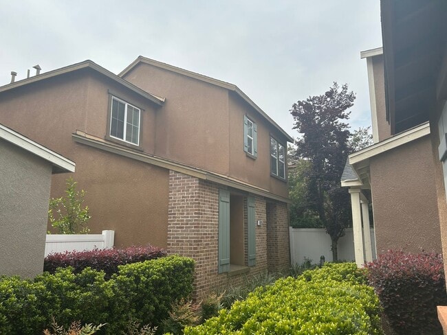1925 Holt Rinehart Ave in Bakersfield, CA - Building Photo - Building Photo