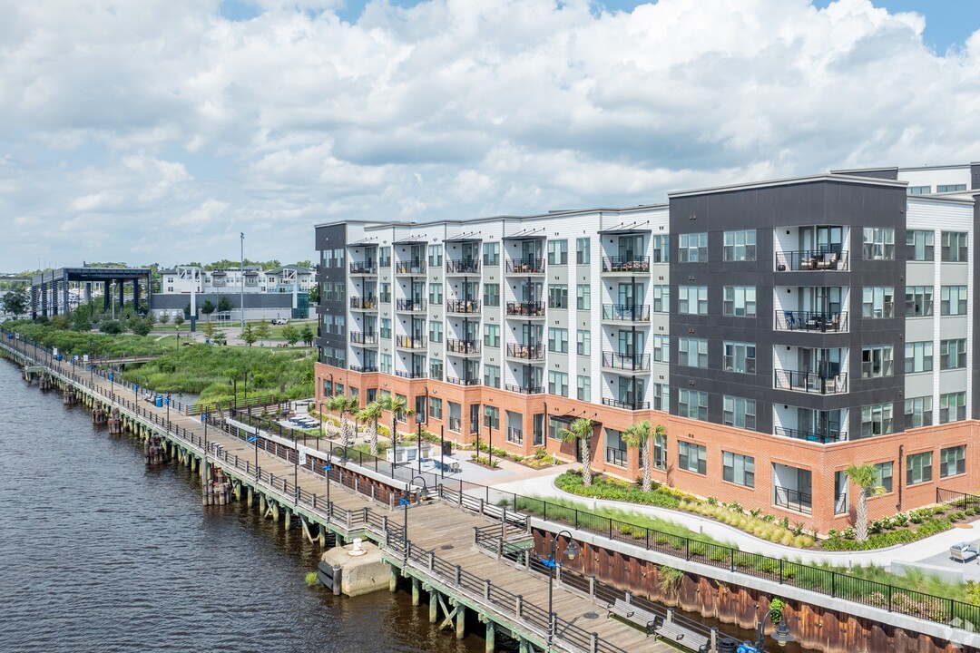 Metropolitan at the Riverwalk in Wilmington, NC - Building Photo