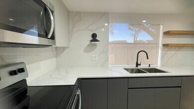 15210 SW 48th Terrace in Miami, FL - Foto de edificio - Building Photo