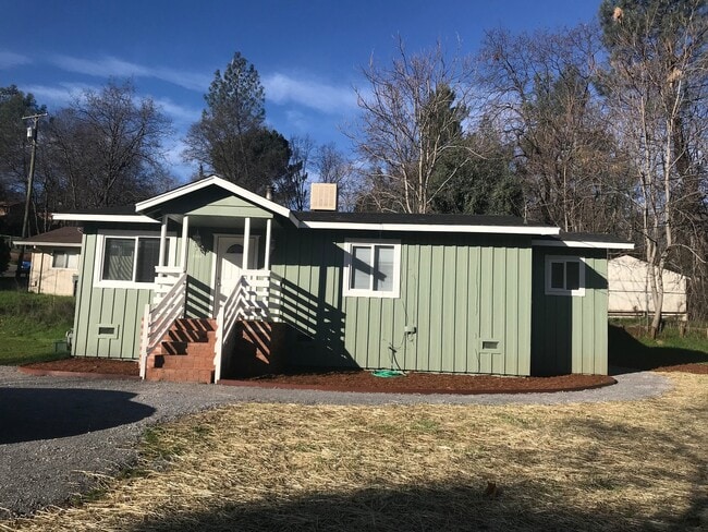 3855 Olive St in Shasta Lake, CA - Foto de edificio - Building Photo