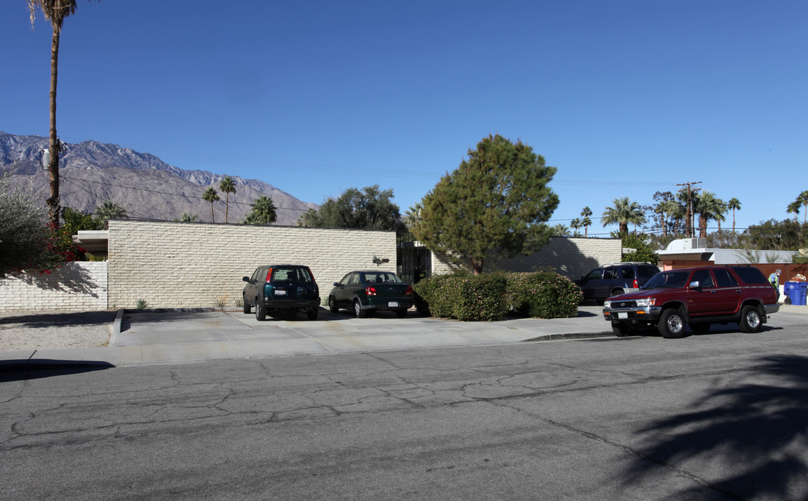 547 S Desert View Dr in Palm Springs, CA - Building Photo