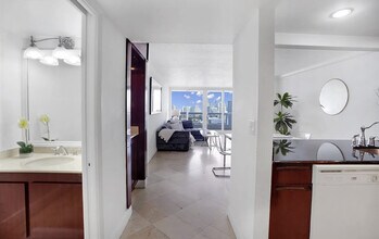 1717 N Bayshore Dr in Miami, FL - Building Photo - Building Photo