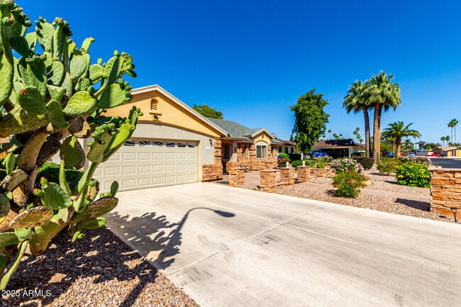 7002 E Exmoor Dr in Mesa, AZ - Building Photo - Building Photo
